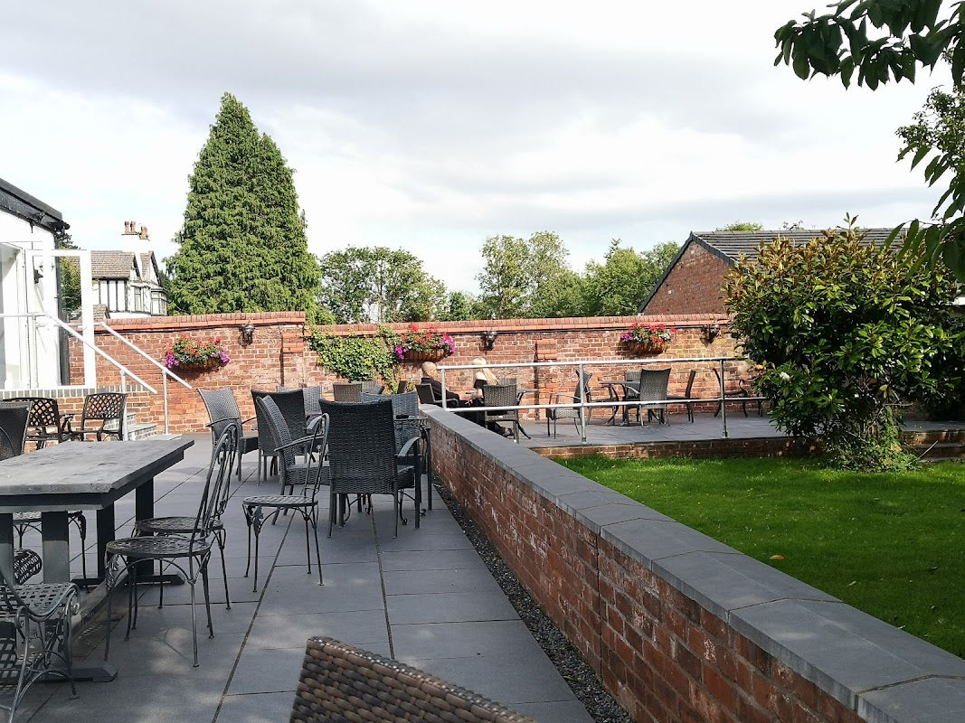The Woodcote Hotel / 610 Squadron Bar & Grill