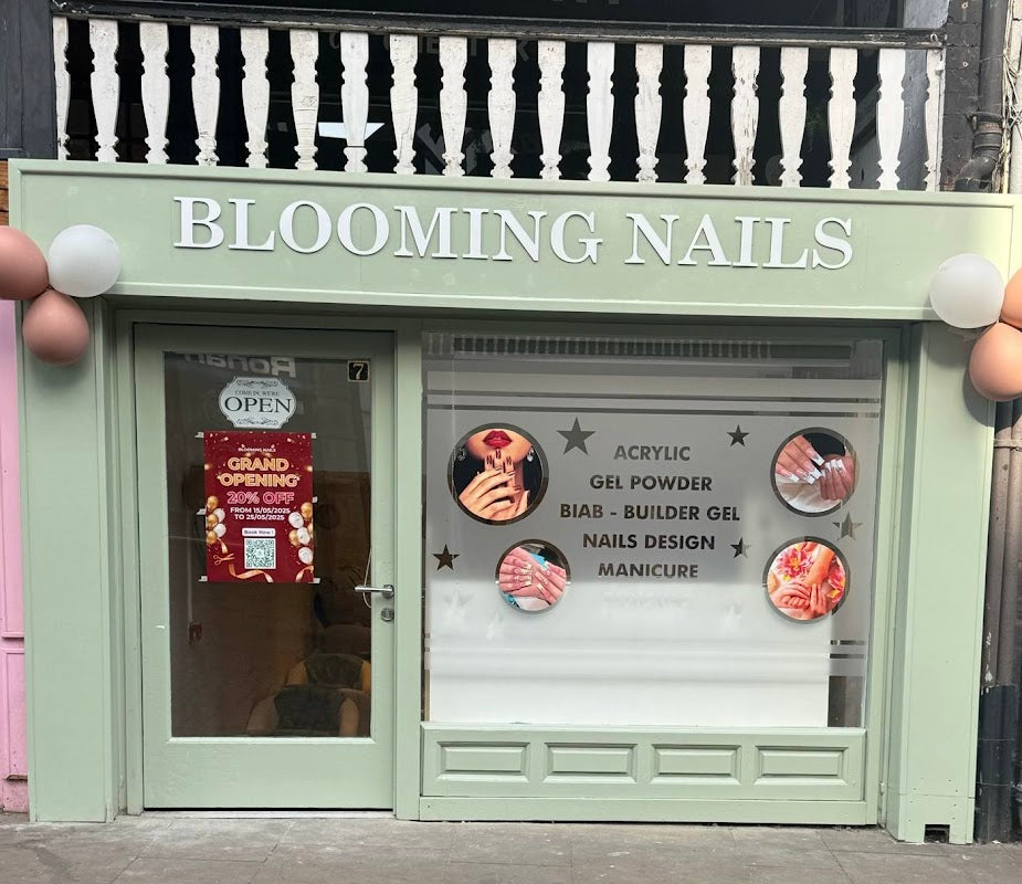 BLOOMING NAILS